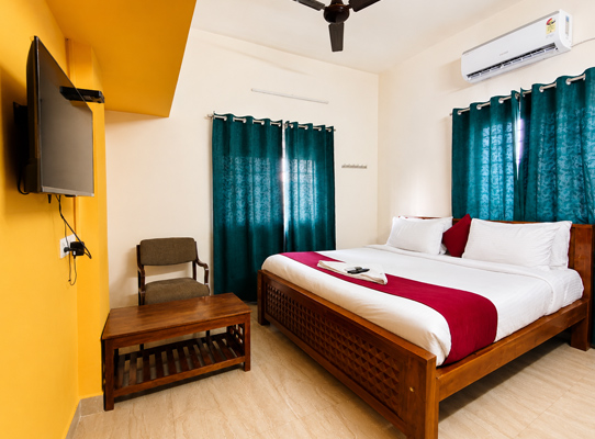 Deluxe Double AC Room at Honey Bee Boutique Hotel in Iyyappanthangal Chennai with modern amenities and comfortable stay